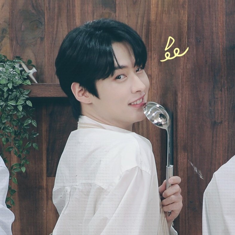 ANNYONGB0K's tweet photo. LEE KNOW.......... I'M SO SORRY https://t.co/i02Gykp0lM