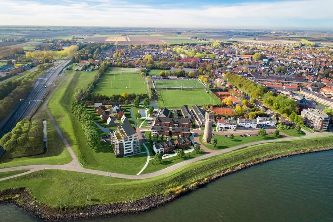 9 april: start verkoop Bij de Watertoren III in 's-Gravendeel. 8 prachtige twee-onder-een-kapwoningen (170 m2 op kavels vanaf circa 300 m2 tot wel 450 m2) en 3 vrije kavels (vanaf circa 500 m2). Ook iets voor u deze laatste ronde? Blijf op de hoogte via  bijdewatertorenwonen.nl