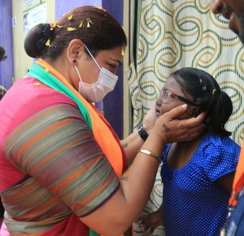 khushsundar's tweet photo. This kid's request choked me with emotions. She is #Reena. She is partially blind n very unfortunately surgery cannot restore her vision. She has asked me to lay proper road in her bylane for her to play, as she stumbles n hurts herself now. I have promised her I will do it. ❤ https://t.co/LAWXYnF246