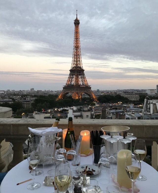 LuciRaynbow's tweet photo. Perfect dinner spot. 😁🥂

#eiffeltowerday https://t.co/nEcVWlfS48