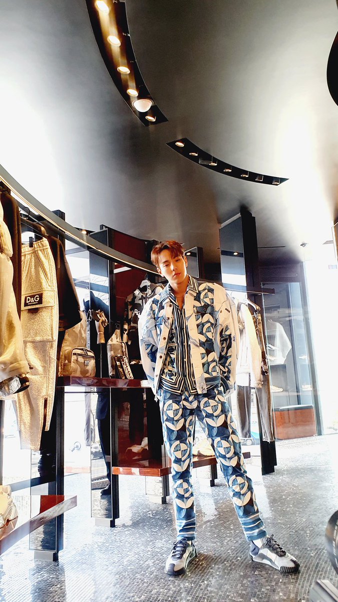 OfficialMONSTAX's tweet photo. 좋은행사 감사합니다 @dolcegabbana
#셔누 #광고 #돌체앤가바나 #DolceGabbana https://t.co/naXlhEHf6T