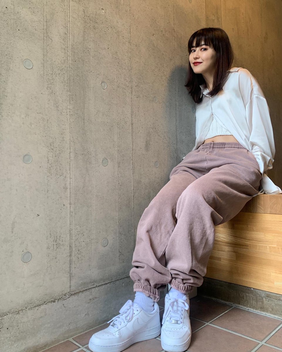 YuRippa93's tweet photo. ココア色のスウェットパンツは
おnewさんで　@losangelesapparel_tokyo 
@three00_laa で購入🇺🇸
大好きなロスアパが原宿に店舗できたのは嬉しすぎるよ。
最近はサテンシャツにスウェットパンツばかりの組み合わせになっている。 https://t.co/VkobqYvwLm… https://t.co/hBfoiLIRF0