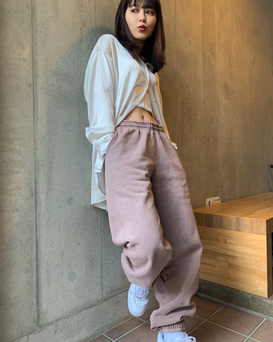 YuRippa93's tweet photo. ココア色のスウェットパンツは
おnewさんで　@losangelesapparel_tokyo 
@three00_laa で購入🇺🇸
大好きなロスアパが原宿に店舗できたのは嬉しすぎるよ。
最近はサテンシャツにスウェットパンツばかりの組み合わせになっている。 https://t.co/VkobqYvwLm… https://t.co/hBfoiLIRF0