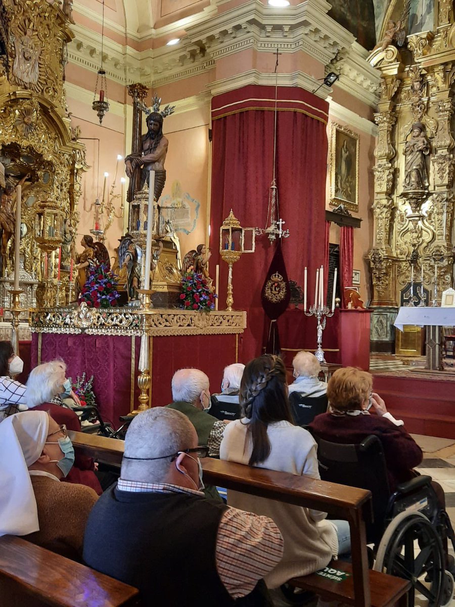 Los ancianos de la residencia Madre Encarnación visitan la iglesia del Santo Cristo para contemplar a nuestros Sagrados Titulares