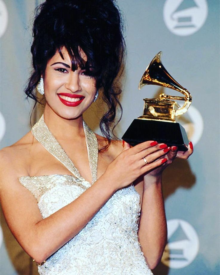 MichaelxSelenaQ's tweet photo. Hoy hace 26 años Selena partió de esta tierra para convertirse en un angel. 😢💜.
#26añossinSelena 
#selenaquintanilla #SELENAPARASIEMPRE #SelenaQuintanillaPerez https://t.co/smz7cPcMBV