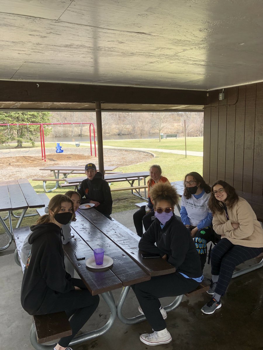 KlepaClass's tweet photo. Belding NHS making moves in the community! #Cleanup #NHS #Beldngtough #Goodwork @MrOstranderBHS @BNOSK4 https://t.co/IvC91J62ae