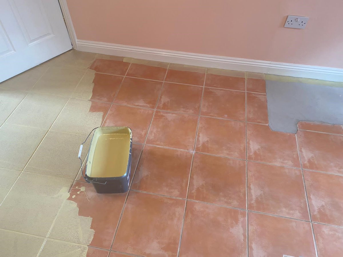 PhoenixFloorDev's tweet photo. A beautiful, very skilled kitchen floor transformation this week.  Product used is Karndean Knight Tile Arron Oak laid at 45% angle with a picture frame border.  @karndeanUK #flooring #northdevon #bideford #barnstaple #LVT https://t.co/Z6NVKHlnyc