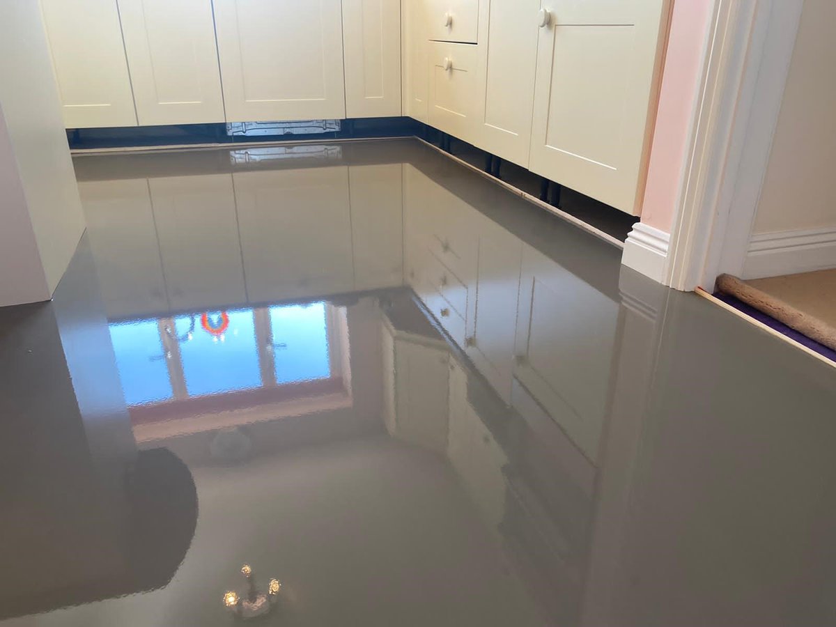 PhoenixFloorDev's tweet photo. A beautiful, very skilled kitchen floor transformation this week.  Product used is Karndean Knight Tile Arron Oak laid at 45% angle with a picture frame border.  @karndeanUK #flooring #northdevon #bideford #barnstaple #LVT https://t.co/Z6NVKHlnyc