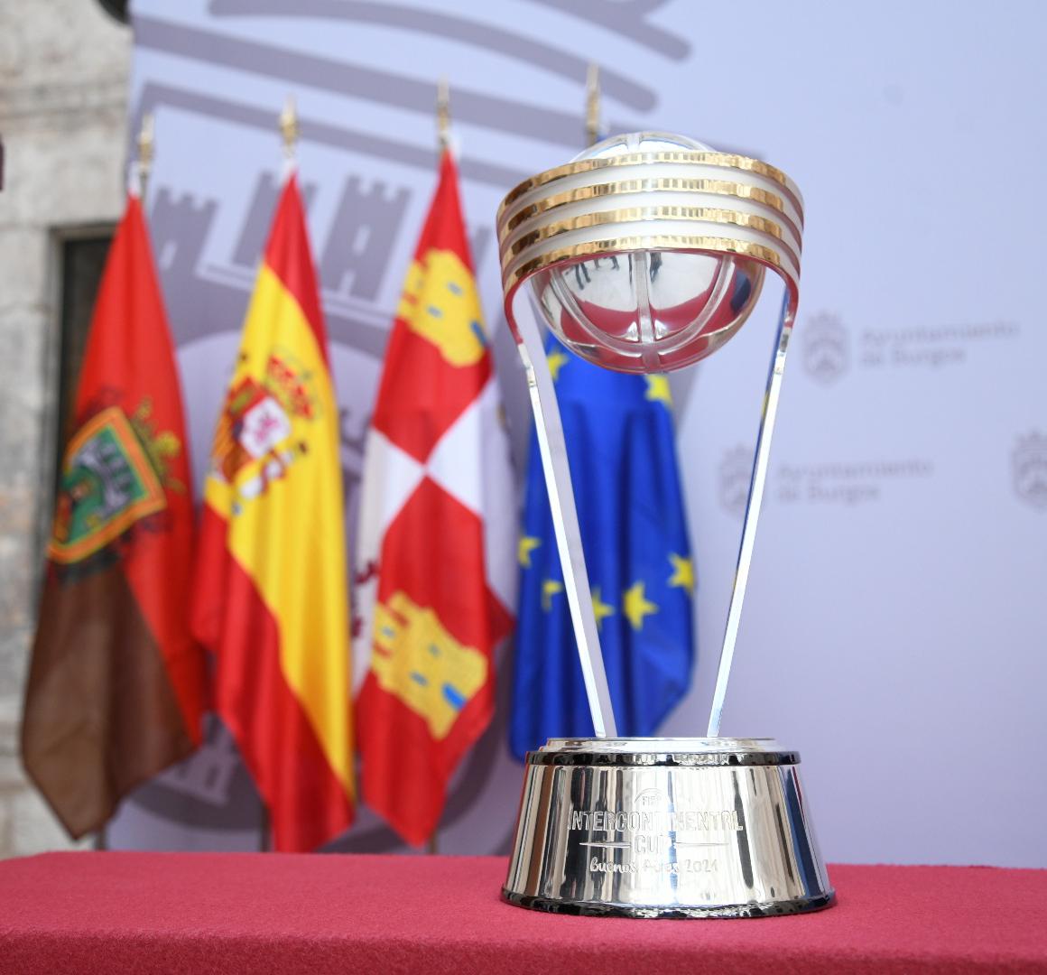 Aytoburgos's tweet photo. ¡Gracias @SanPabloBurgos por regalar a la ciudad de #Burgos otra alegría! 🏆

¡Gracias por vuestra entrega y vuestro esfuerzo! 👏👏👏👏👏🏀💪 https://t.co/01LjHPvoGE