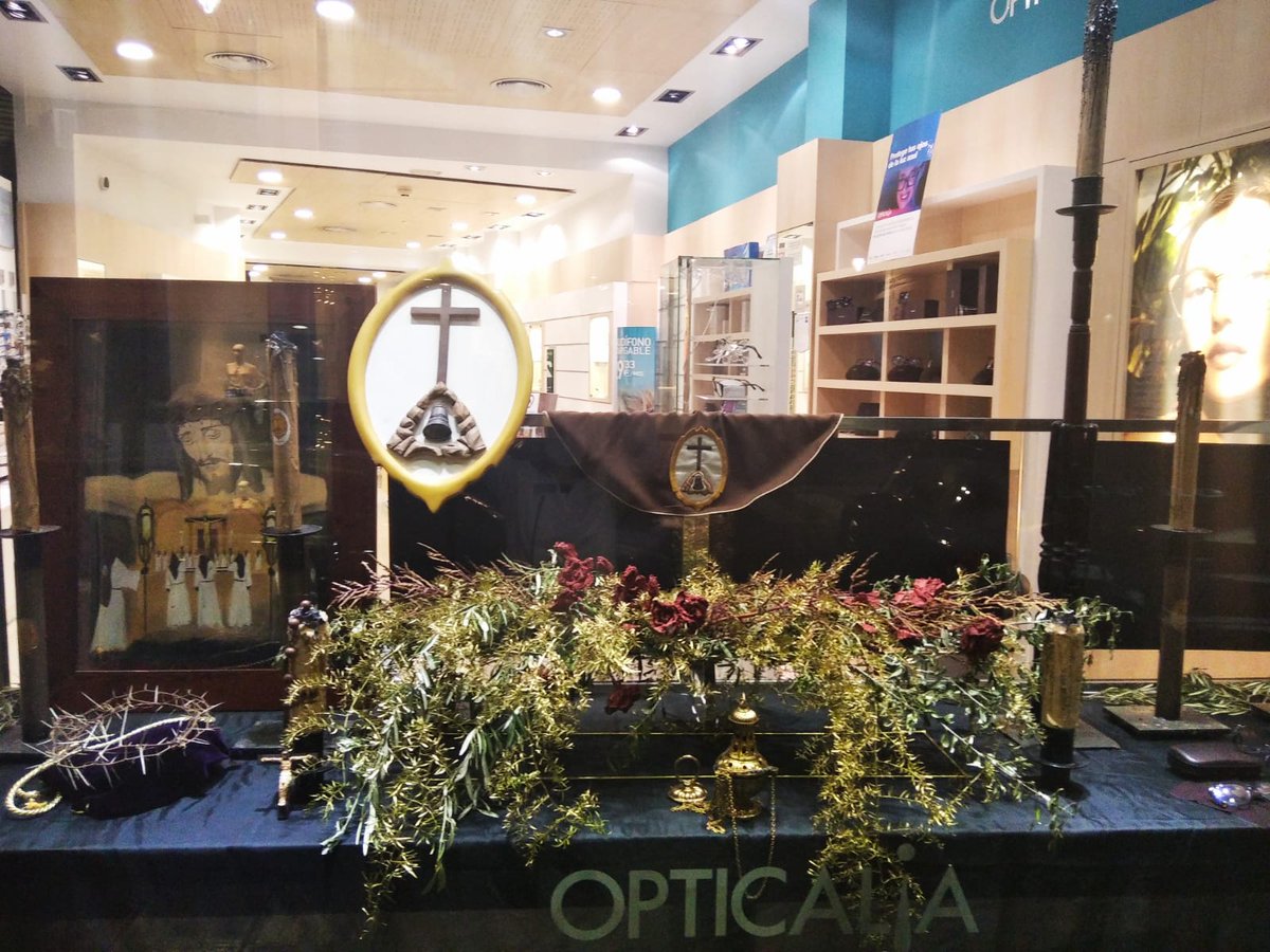 OPEspinosa's tweet photo. Hemos tenido el placer de que  la Hermandad Penitencial del Santísimo Cristo de la Buena Muerte  nos  ha  regalado  esta maravillosa decoración para sentir la semana santa  en nuestra óptica de Orihuela.  ¡ MUCHAS GRACIAS!

#semanasanta #orihuela #opticaliaespinosa https://t.co/ExqB0Mj7iD