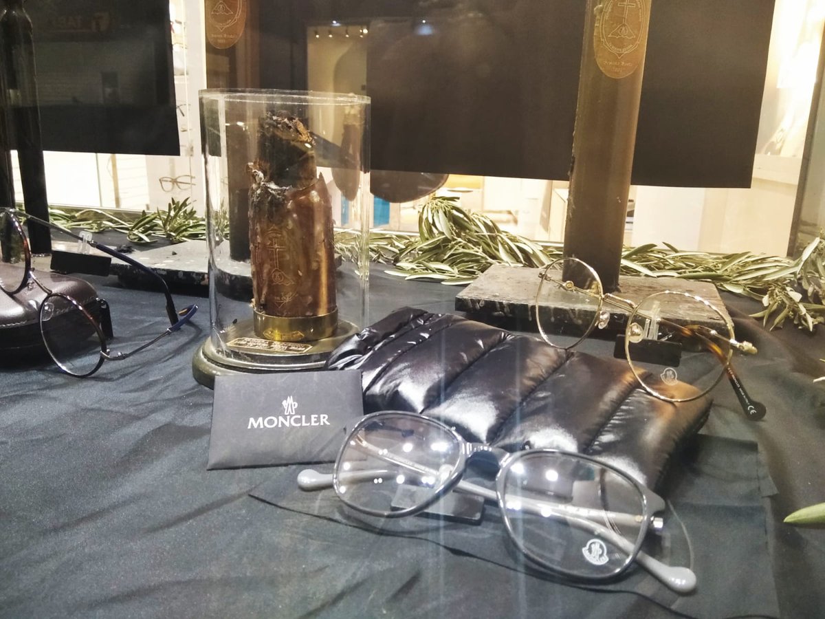 OPEspinosa's tweet photo. Hemos tenido el placer de que  la Hermandad Penitencial del Santísimo Cristo de la Buena Muerte  nos  ha  regalado  esta maravillosa decoración para sentir la semana santa  en nuestra óptica de Orihuela.  ¡ MUCHAS GRACIAS!

#semanasanta #orihuela #opticaliaespinosa https://t.co/ExqB0Mj7iD