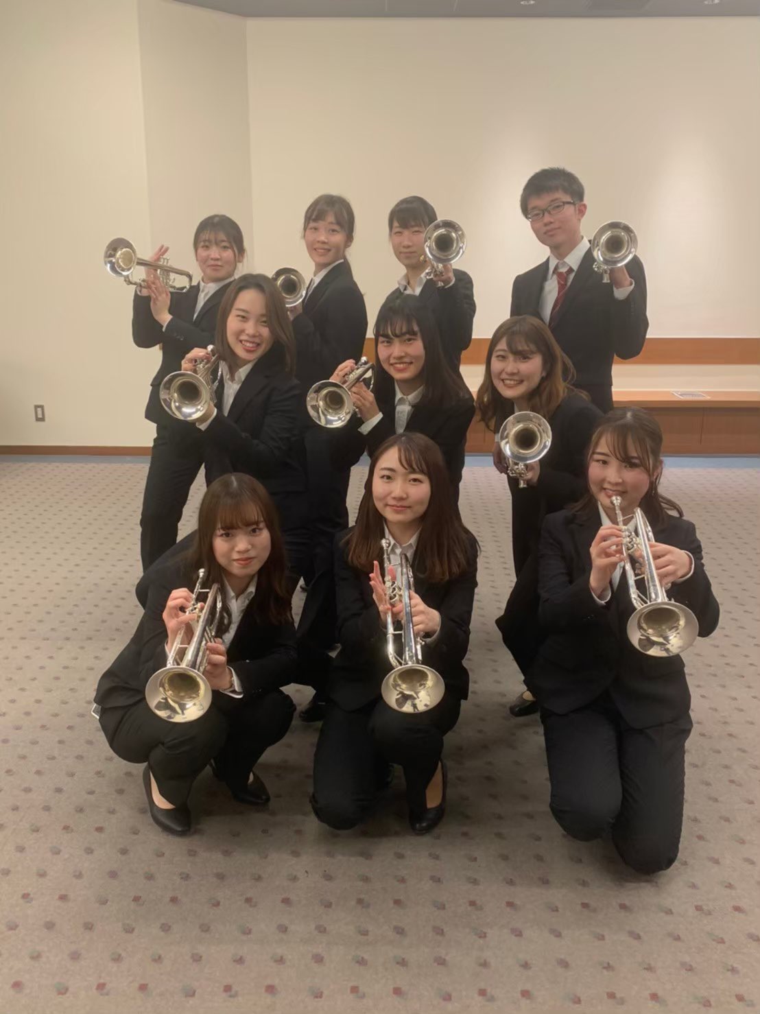 関西大学吹奏楽サークルbis パート紹介 トランペットパートです 私たちは現在2回生3人 3回生5人で活動しています バンドの花形トランペット かっこいい曲には欠かせません トランペットに興味がある方 新たに楽器を始めてみたい方 どんな方