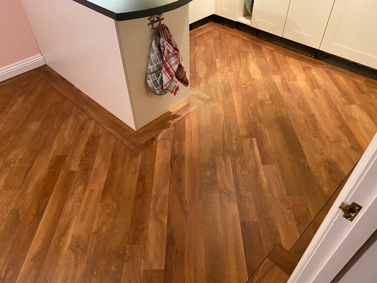 PhoenixFloorDev's tweet photo. A beautiful, very skilled kitchen floor transformation this week.  Product used is Karndean Knight Tile Arron Oak laid at 45% angle with a picture frame border.  @karndeanUK #flooring #northdevon #bideford #barnstaple #LVT https://t.co/Z6NVKHlnyc