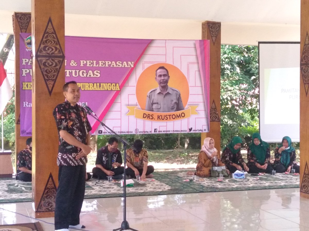 Selamat purnatugas Kepala Sekolah Bapak Drs. Kustomo. Terimakasih atas segala darmabakti curahan tenaga, pikiran, perhatian dan inspirasinya untuk kemajuan lembaga dan masyarakat dunia pendidikan. Semoga dicatat sebagai amal baik di sisi Allah SWT.