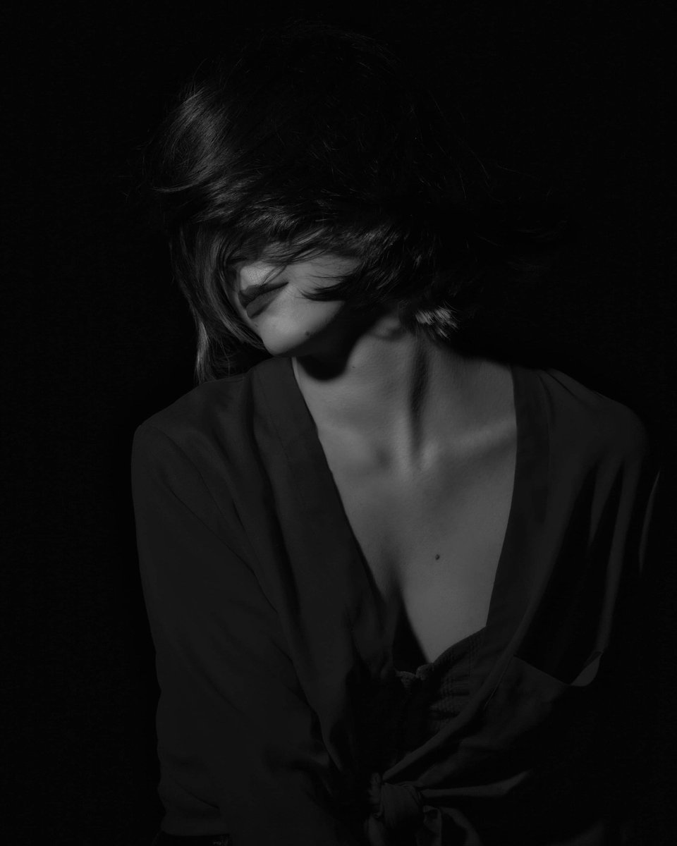 CastelainElodi2's tweet photo. Jade avec son magnifique charisme, je pense que vous allez la voir souvent dans mon feed 😉 Et si on cherchait une galerie?🤔😁📸🖼

#photostudio #monochrome #monochromephotography #nikon #nikonphotography #nikonfr #femme #galerie #galeriedart https://t.co/cHAE8ZTsDE