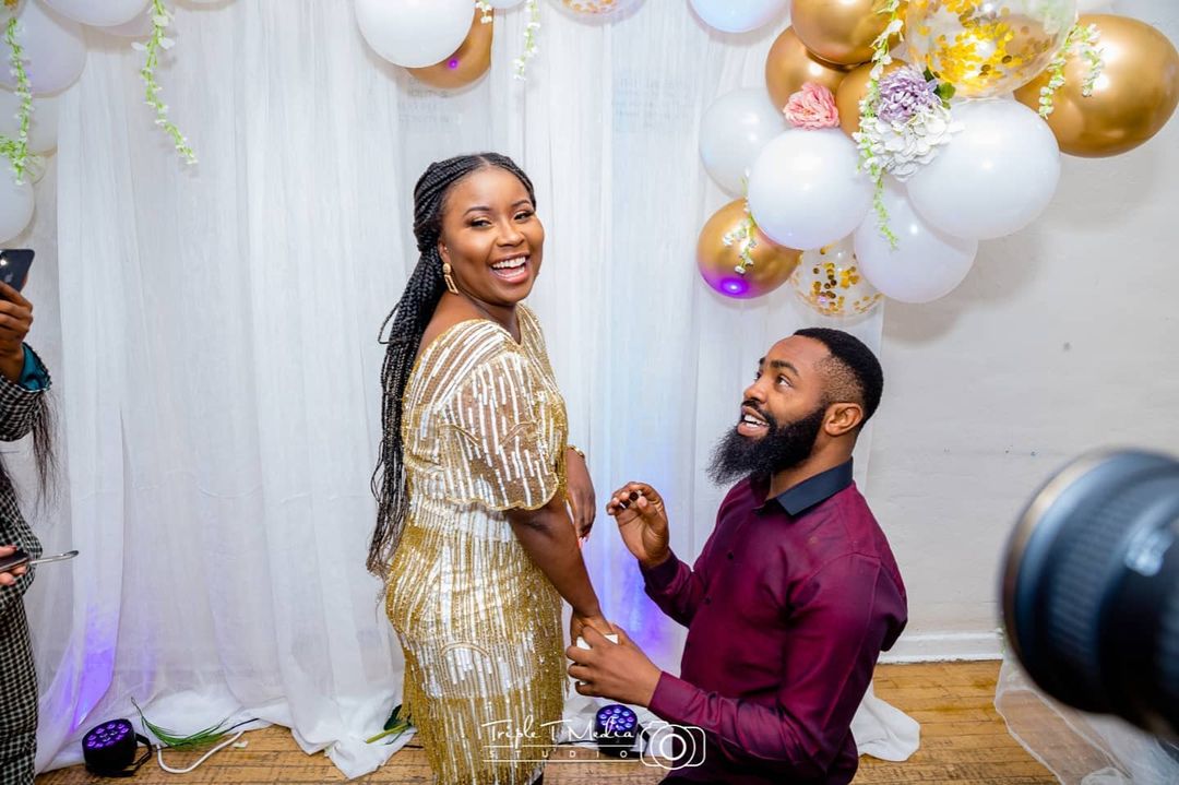adekunleadamso2's tweet photo. Guess who is getting married this April....

The Woli Arole himself.
See the proposal pictures here 👇🏽

https://t.co/a4Hwu63TRb

#AprilWeddings #woliarole #weddingbells https://t.co/dqFEF9amES
