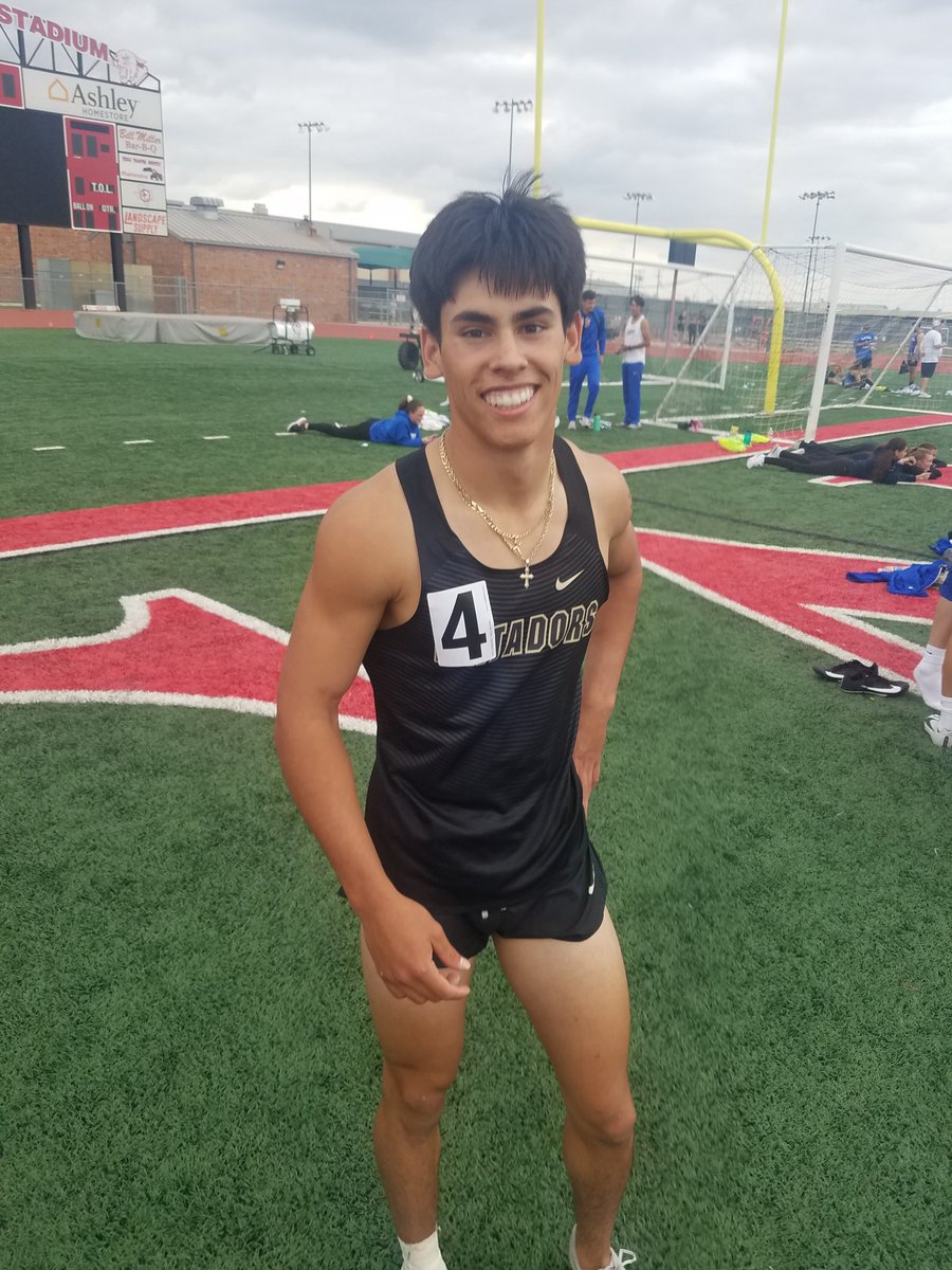 TrackSeguin's tweet photo. @T_mo1302 does it again and makes finals in 200 at district

#putthaguinonthamap
#hetooktheleadandeveryonefollows
#andstill
#swordsup https://t.co/pukZfW0Oi7
