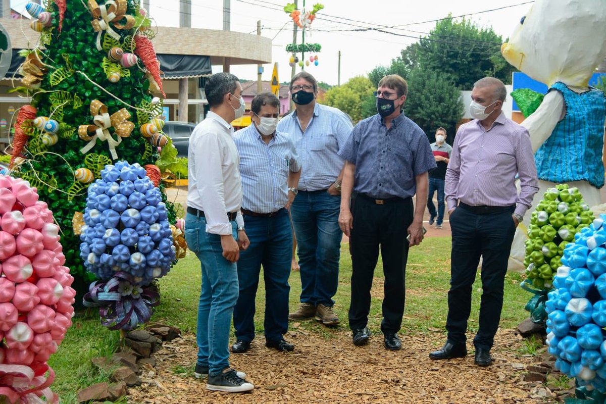 arruajm's tweet photo. También Capioví prepara sus plazas para recibir #SemanaSanta
Más de 400 metros de recorrido de la avenida principal visten la ciudad nuevamente con sus tradicionales adornos, realizados con material reciclado, para recibir a los turistas.
#Misiones
#Turismo
#SentiteSeguro https://t.co/5aUXRPX2Zj