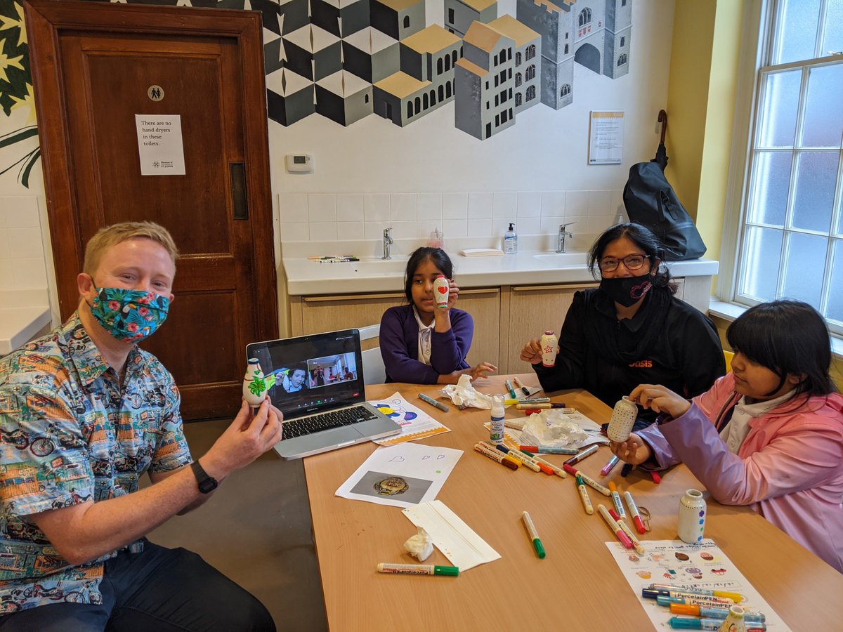 HCANews's tweet photo. It's #WorldAutismAwarenessWeek &amp; we are celebrating with a few 📸 from @KnotsArts who run our Creative Communication group! 

The groups are a fun &amp; safe place for children &amp; young people with social communication difficulties to come together. 

👉https://t.co/YvJbVXSn1j https://t.co/J6spLqZHyX