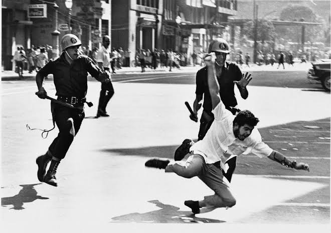 BelspBreno's tweet photo. #Viva31deMarço?

O Golpe de 64 ñ foi prapreservar a democracia, o GOLPE acabou com a democracia.
O Golpe de 64 ñ foi pra garantir a liberdade, o GOLPE acabou com a liberdade.
O Golpe de 64 ñ foi pra pacíficar o país, o GOLPE torturou e matou civis.

Foi Golpe
#DitaduraNuncaMais https://t.co/8WmoPMCmkc
