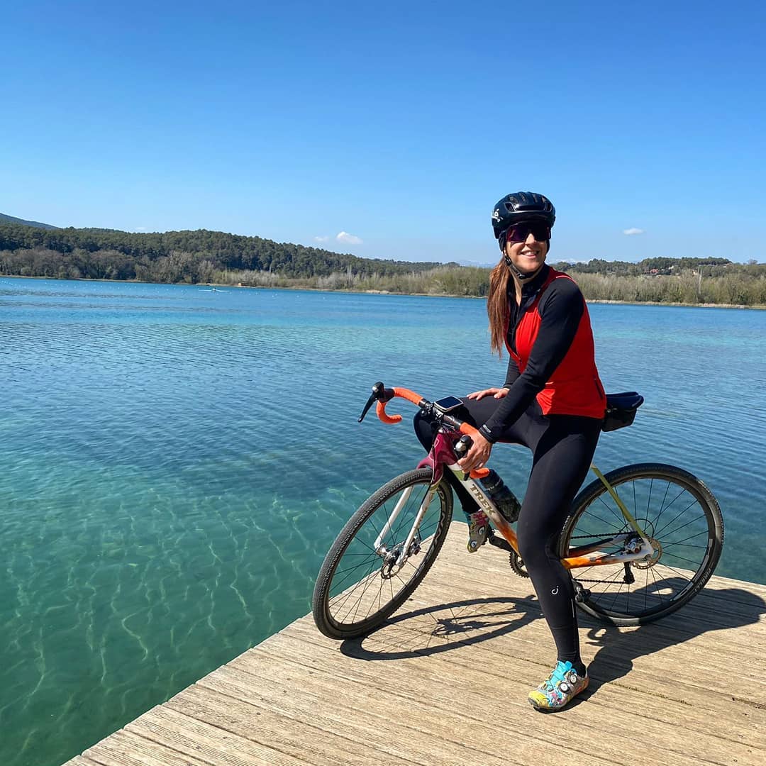 🚴‍♀️  Una parada enmig de la ruta per admirar un entorn magnífic 

📷 <a href="/maiafish/">mayalen noriega</a> 

#banyoles #debanyoles #esportsbanyoles #ciclisme #cycling #cyclinglife