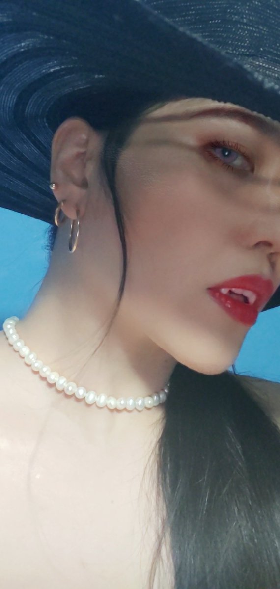 VampiricPhoenix's tweet photo. Since #LadyDimitrescu has become quite popular, I decided to test out if I can pull off her classic look.. #ResidentEvil #Vampire #CosplayTrial #MakeUpTrial https://t.co/Ne9M2C4MWX