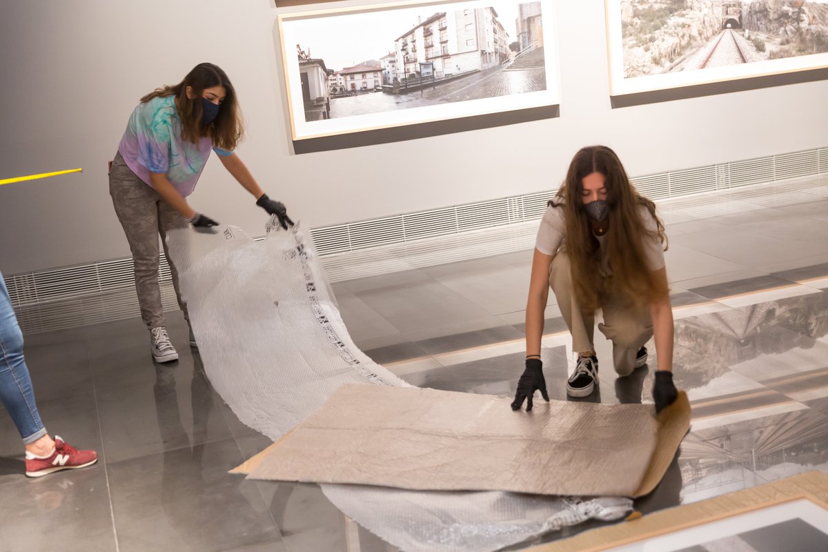 Museo_unav's tweet photo. #MasterInCuratorialStudies
Los alumnos del máster están colaborando en las labores de montaje de la exposición "Pasado y presente, la memoria y su construcción", acompañados por la artista Ana Teresa Ortega.
Conoce más sobre el posgrado➡️https://t.co/t1rZ80FgV6
#Arte https://t.co/g06zaJ9pOL