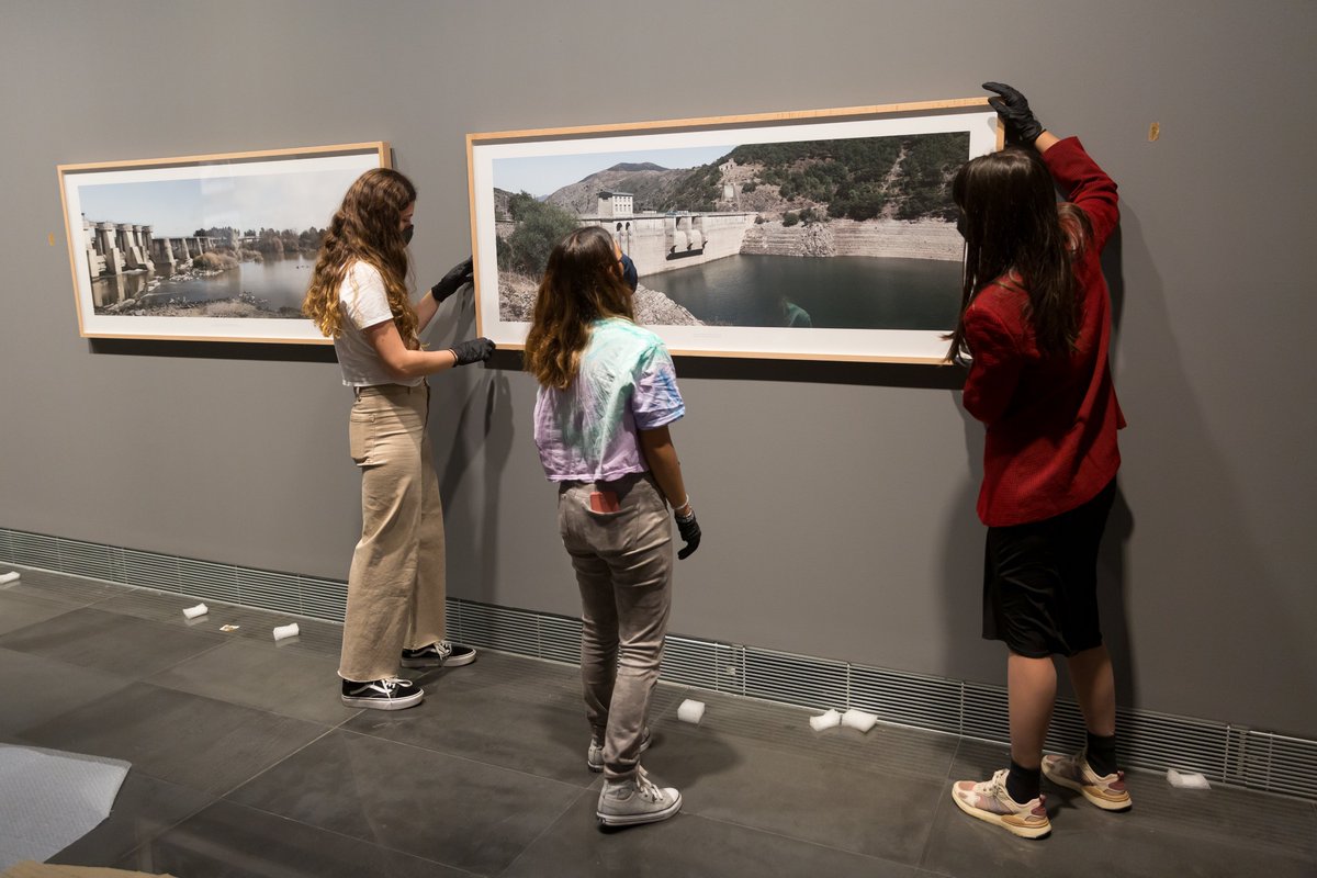 Museo_unav's tweet photo. #MasterInCuratorialStudies
Los alumnos del máster están colaborando en las labores de montaje de la exposición "Pasado y presente, la memoria y su construcción", acompañados por la artista Ana Teresa Ortega.
Conoce más sobre el posgrado➡️https://t.co/t1rZ80FgV6
#Arte https://t.co/g06zaJ9pOL