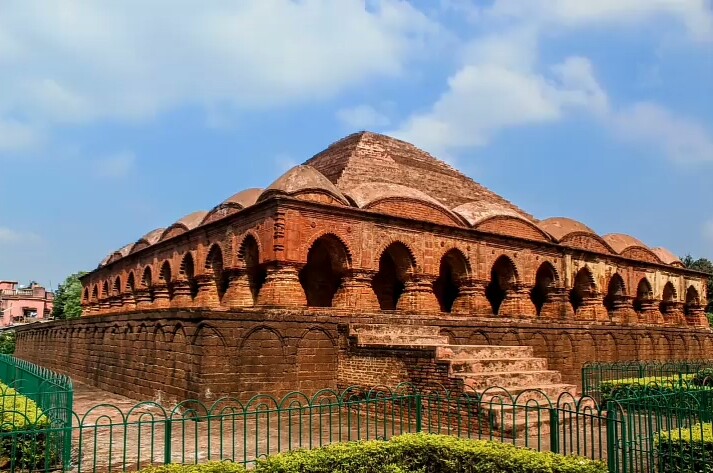 desi_thug1's tweet photo. 400+ years old Rasmancha mandir is one of the oldest brick temple in bharat https://t.co/xSoIX2G52k