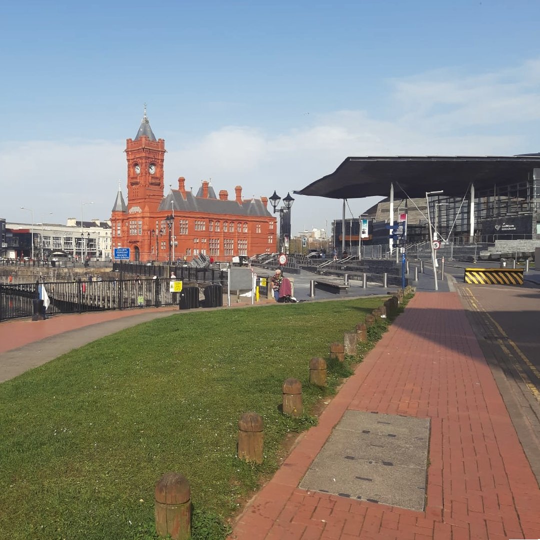 Our cleansing teams started #WorkingForCardiff at 6am this morning and spent 3 hours clearing the unacceptable amount of litter left in Cardiff Bay yesterday. 

Please help #KeepCardiffTidy – if bins are full, take your litter home with you.

#Cardiff