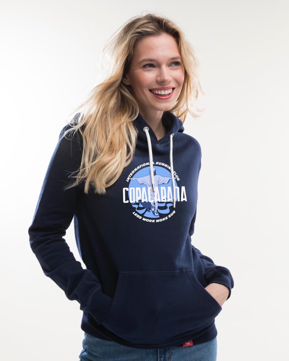 Certains disent qu’on portant ce hoodie vous entendrez les vagues déferler sur la plage de Copacabana.
Hoodie Copacabana Bleu Navy disponible sur notre e-shop. 
Livraisons dans toute l’Europe, offertes à partir de 100€ d’achat.