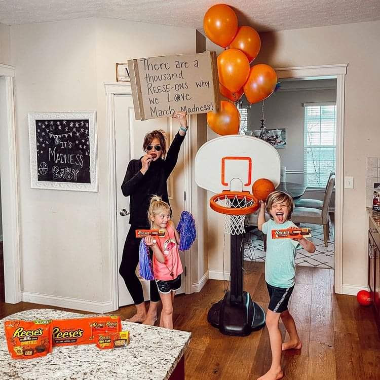 PinkNinjaBlogg's tweet photo. #ad Take a look at how @shanistyireland &amp; her family geared up for the basketball madness w/ NEW @reeses Big Cup with Pretzels &amp; REESE’S Miniatures with Pretzels! 🏀 #FoundAtWalmart #BiteIntoThisMadness https://t.co/GRs468HofP https://t.co/cT0FHVIb4G