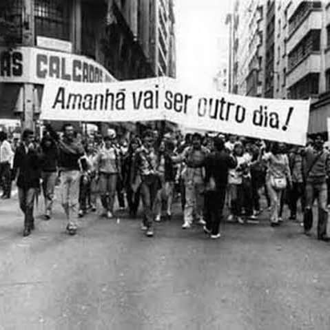 pliniofguim's tweet photo. "Quando chegar o momento
Esse meu sofrimento
Vou cobrar com juros, juro
Todo esse amor reprimido
Esse grito contido
Este samba no escuro
Você que inventou a tristeza
Ora, tenha a fineza
De desinventar"

Apesar de você (Chico Buarque)

#ditaduranuncamais https://t.co/Q7syIcu9BB
