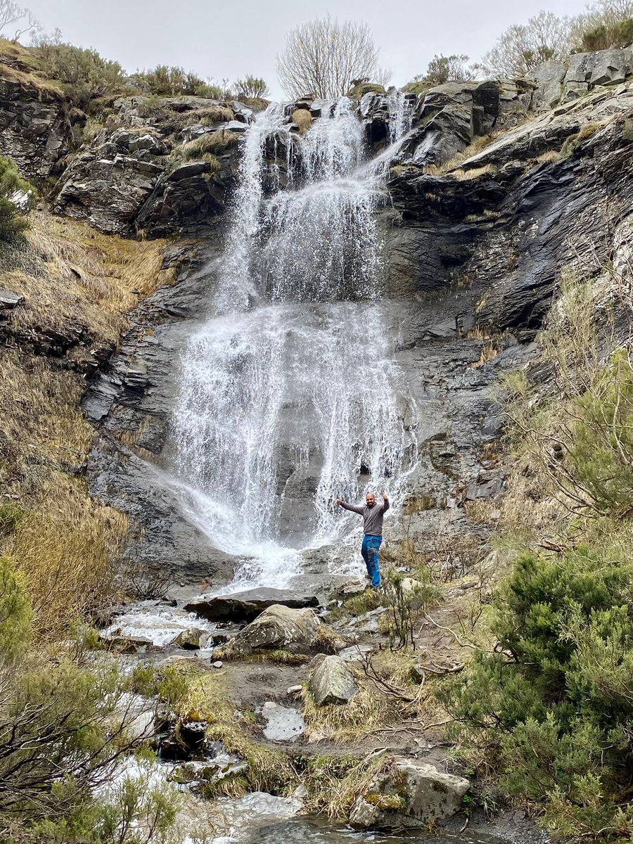 Cascada Reguero Candado..
Ruta de las Cascadas del Rio del Faro.. un paisaje espectacular al principio del Puerto de Vegarada, en el pueblo de Redipuertas, para poder pasar un dia en Familia!!
#cascada #leon #puertovegarada #redipuertas #rutasconencanto #montañaleonesa