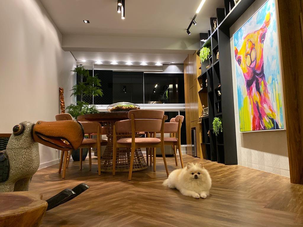 Uma paginação muda tudo! Realmente o desenho que o revestimento cria transforma MUITO um ambiente. As escolhas do arquiteto Fabio Pantaleão tornou esse apê cheio de personalidade e muito aconchego. Da para notar pela foto como a dog Celine ficou bem a vontade no piso Interfloor.