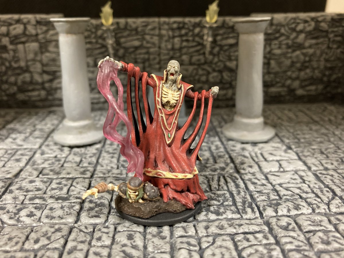 きしみつ Auf Twitter Boneyard発売直前企画のアンデッドまつり シングル販売も開始されたので 最終回です Wizkidsのリッチ Lich です アニメイト デッド かな してるのがイイですね Boneyardでは新デザインで登場してますね 3枚目はリッチ三兄弟