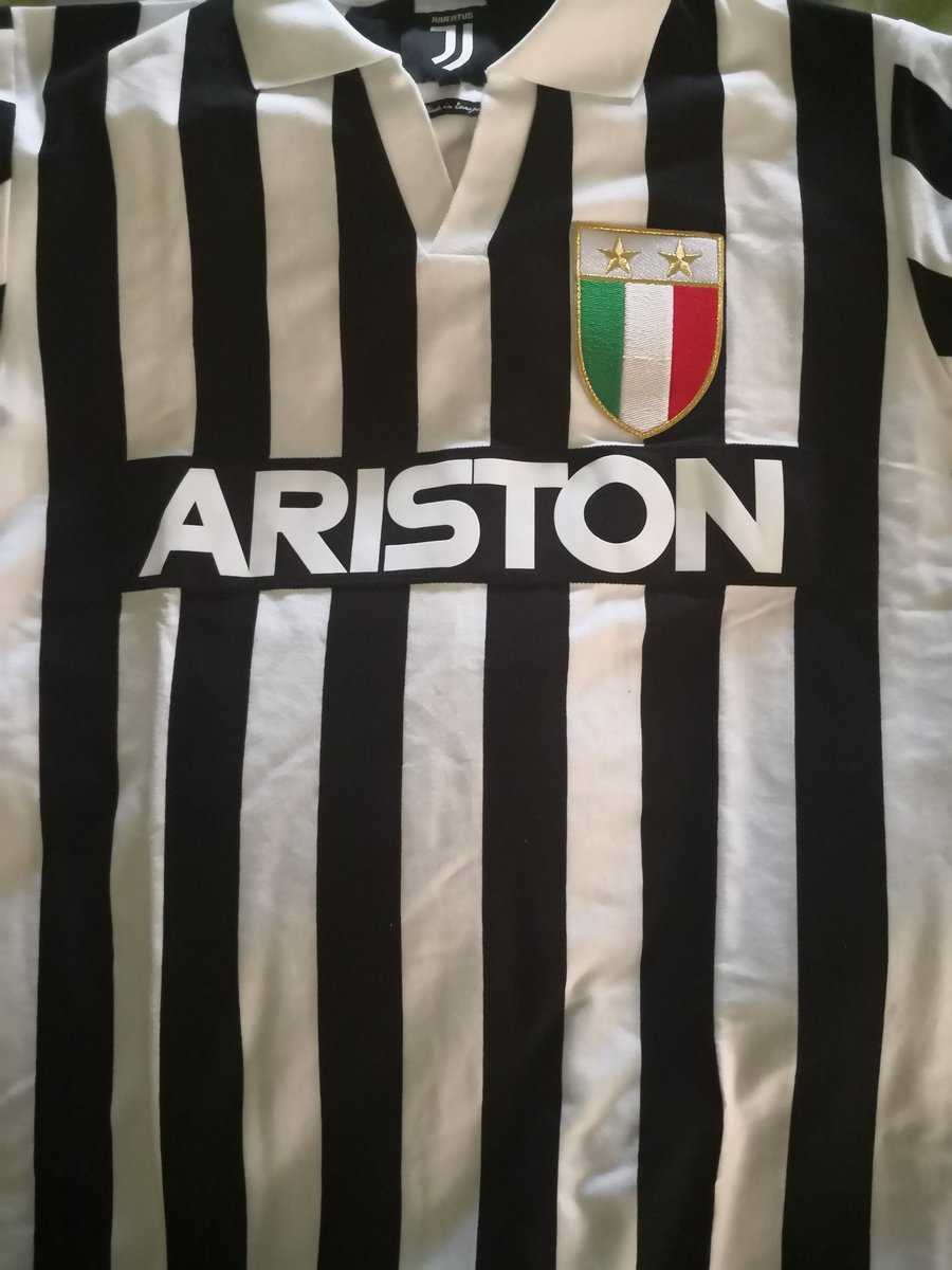 enricodanna's tweet photo. Arrivataaaaaa @juventusfc... #Finoallafine #Juvestore #Juventus https://t.co/CutWHE3tuI
