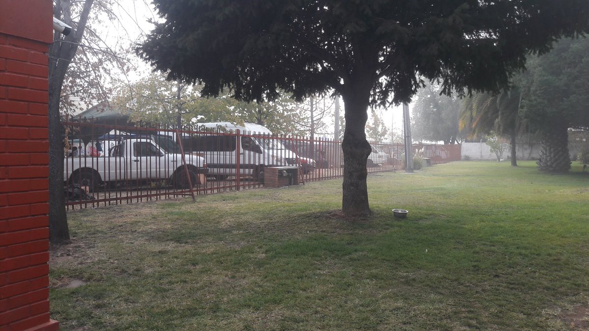 Pili1981's tweet photo. @alcaldesoto  don Eduardo buenos días...por sexta vez le envio fotos de los feriantes en el manzanal. Bloquean el paso ante una eventual emergencia y ademas estropean el área verde. https://t.co/hGN9lc6TYe