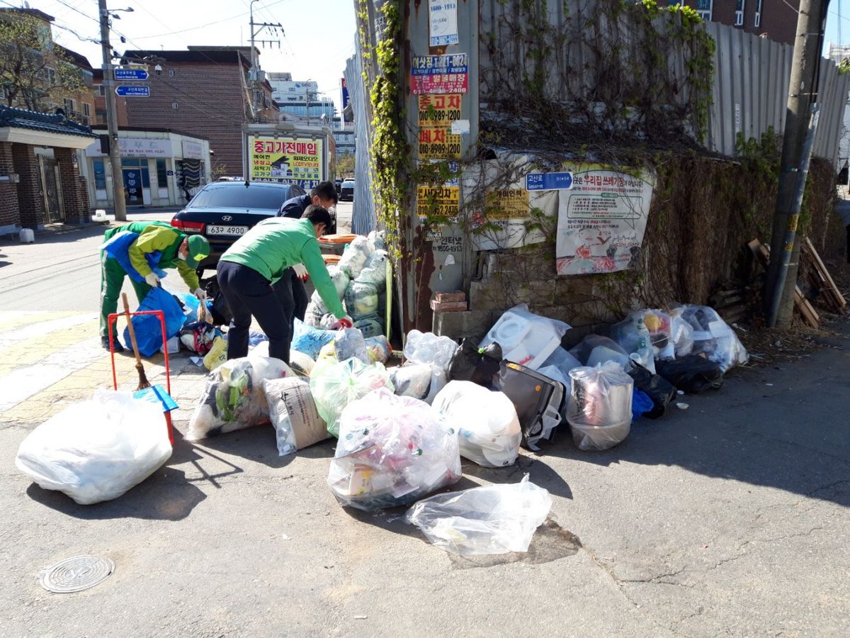 4월 14일부터 매주 수요일마다 평동행정복지센터의 모든단체에서 무단투기지역을 각 단체별로 맡아서 재분리배출 및 관련 내용 홍보하고있습니다. 주민 여러분들께서도 생활폐기물을 꼭 분리배출해주시길 부탁드립니다.