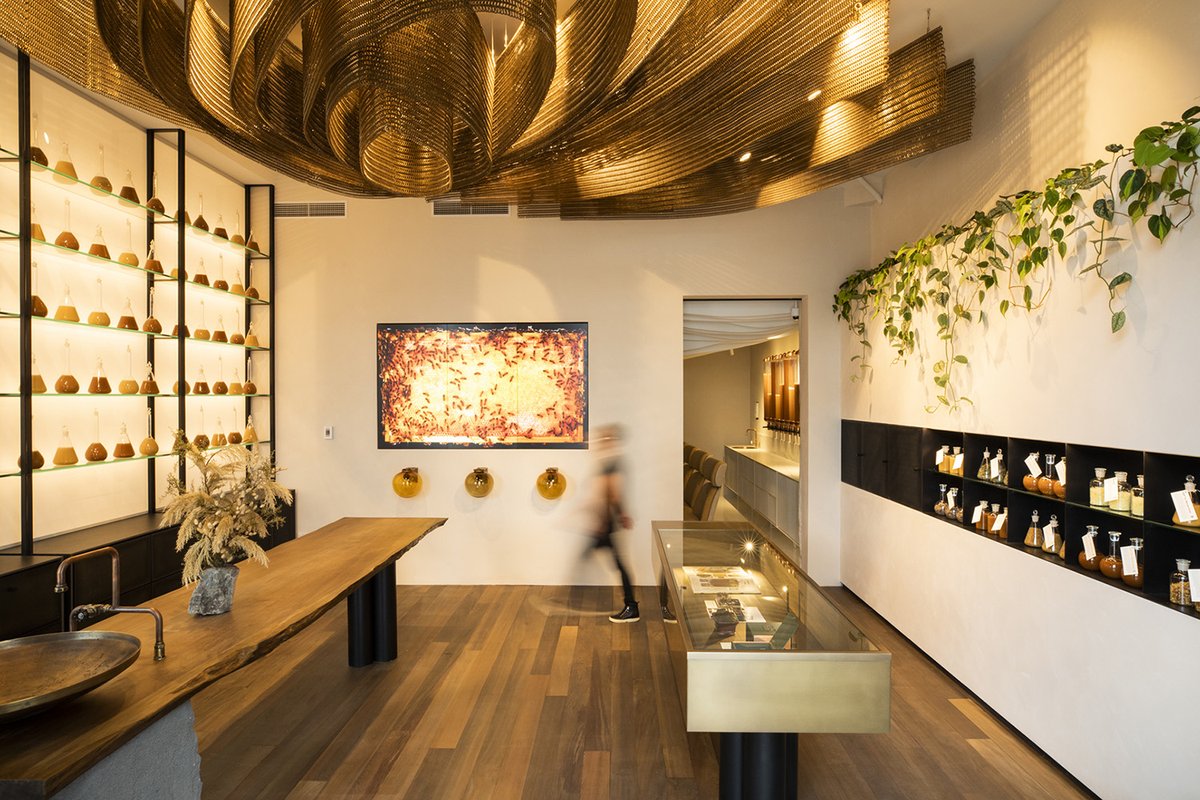 Kaynemaile mesh was used as a #ceilingfeature within the new <a href="/ComvitaNZ/">Comvita NZ</a> Wellness Lab in Auckland. The feature's #design replicates the honeycomb's geometric patterns, which is further enhanced by the bronze colour Kaynemaile mesh that was chosen. bit.ly/3eiGHhN