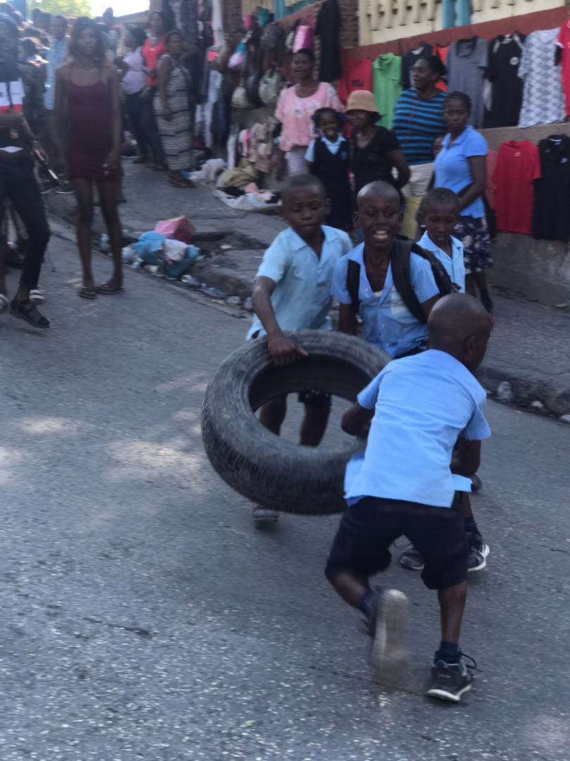 Foto sa montre sistèm #Aristide ak #lavalas tabli nan katye popilè #Haiti Lè ou mete timoun a laj sa nan violans pa sezi ou pral rele anmwey ampil lòt Jedi. Timoun 8 lane Aristide te voye touye moun an 1995 se yo a 34 an kap kidnape jodia. Si nou pa kraze sistèm sa pita ap pitris