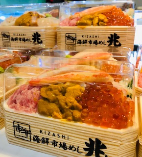 小田急百貨店 町田店 公式 地下１階食品催事場では 春の北海道グルメ特集 を開催中 お昼の時間になりました 今日は 市場めし 兆 の海鮮を豪快に盛り付けたお弁当はいかがですか ツヤツヤのいくら うに カニに心が躍りますよね ４月２０日 火