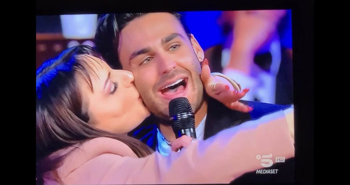ireneminciotti's tweet photo. Amo tutto ciò. #albertourso #MaurizioCostanzoShow #arisa @albertourso_off #musica ❤️ https://t.co/FL8FmUtlzl