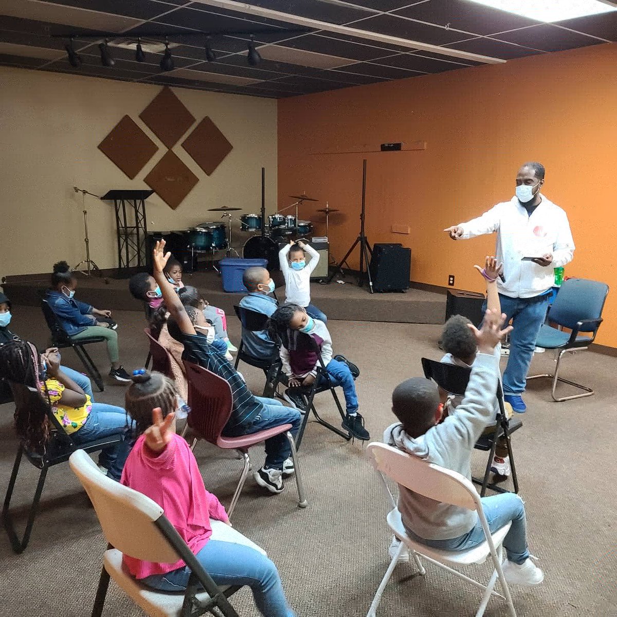 Reedsrefuge's tweet photo. No matter how old you are, STORY-TIME is always enjoyable....especially at Reed's Refuge Center. With "Question and Answer" sessions, the children's comprehension skills are stimulated and enhanced. #reedsrefugecenter #aplacetobesomebody #believe #storytelling https://t.co/WrHLKZbm1W