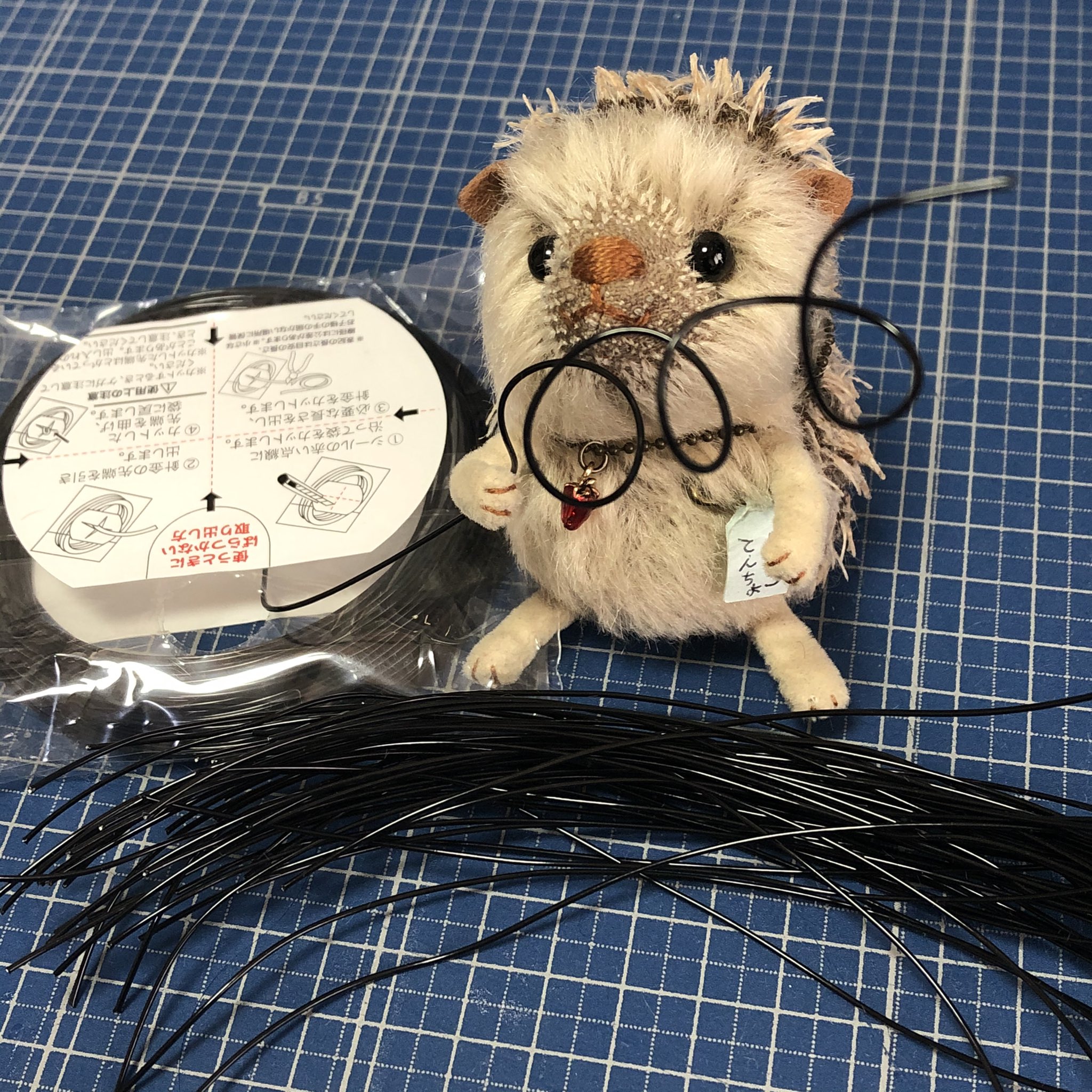 くまきちくまこ 7 16 小倉ハンドメイドマルシェ B 106 ハリネズミ製作中 ビニールコーティングの針金をカットして 手足の骨組みを作ります ハリコてんちょ 針金をクルクルして遊んじゃダメだからね ぬいぐるみ ぬい撮り ぬい撮り写真部 くまきちくまこ 7 16 小倉ハンドメイドマルシェ B 106 ハリネズミ製作中 ビニールコーティングの針金をカットして 手足の骨組みを作ります ハリコてんちょ 針金をクルクルして遊んじゃダメだからね ぬいぐるみ ぬい撮り ぬい撮り写真部