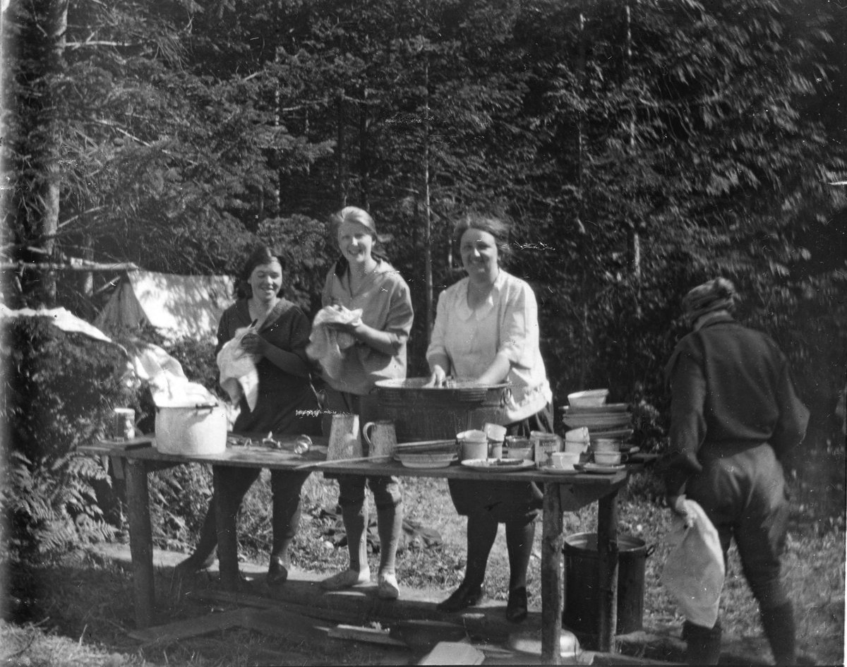 VanArchives's tweet image. Group washing dishes in camp, between 1913 and 1925.

ow.ly/exX950D9NJ1

#camping #hiking #outdoorkitchen