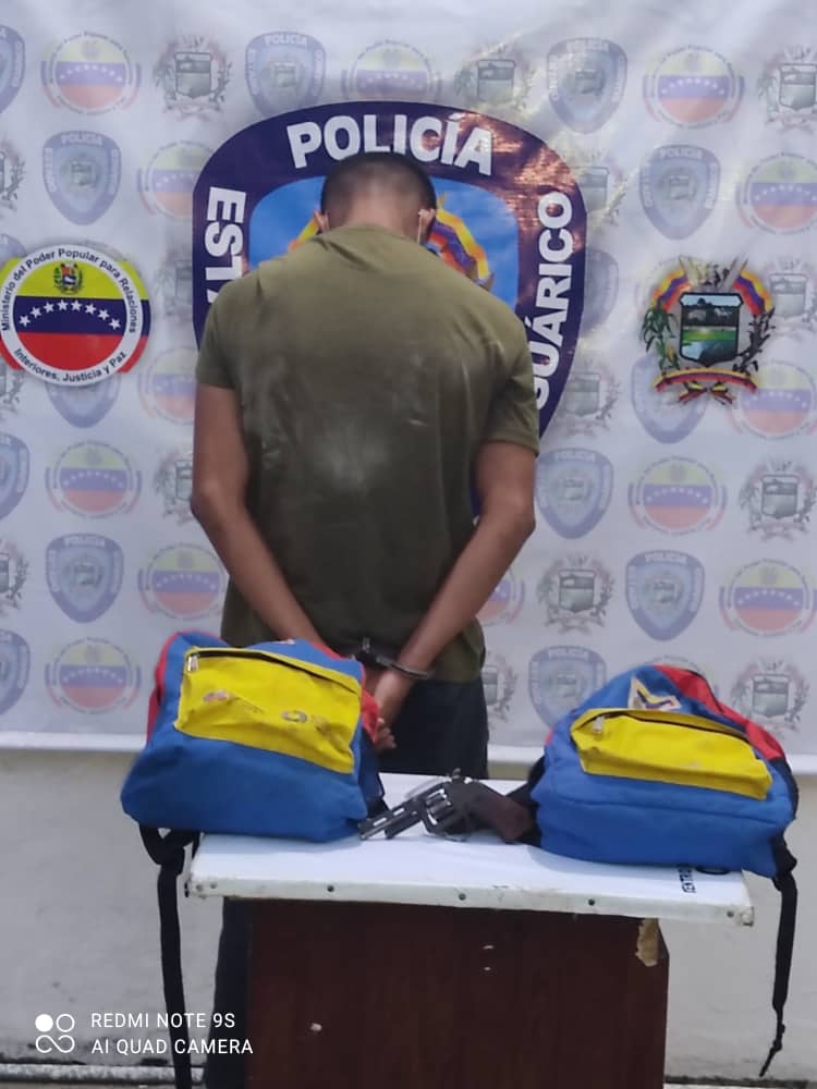 poliguarico15's tweet photo. Cumpliendo órdenes del Gobernador @josemvasquez y lineamientos del G/D Miguel Urrieta Director del IAPEBG, fue aprehendido (01) ciudadano por incurrir en el delito de Porte Ilícito de Arma de Fuego quedando a la orden del Ministerio Público.
#NicolásMaduroEsPueblo
#Zaraza
#CCP13 https://t.co/czcAq5ihjk
