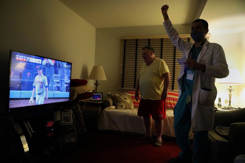 📷 Six hours, ten doses: Follow a nurse practitioner's nightly rush to vaccinate homebound Philadelphians trib.al/8r0zYBk