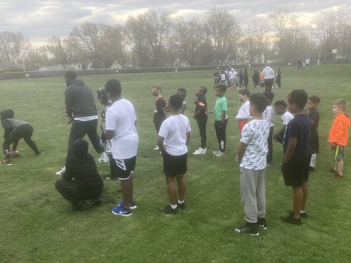 CoachHall_FEED's tweet photo. Got to get our youth football program outside finally!!! Flag is coming quick first game April 25th !! Can’t wait ! #builtfromthebottom #FEED https://t.co/YjvkVUFHX2
