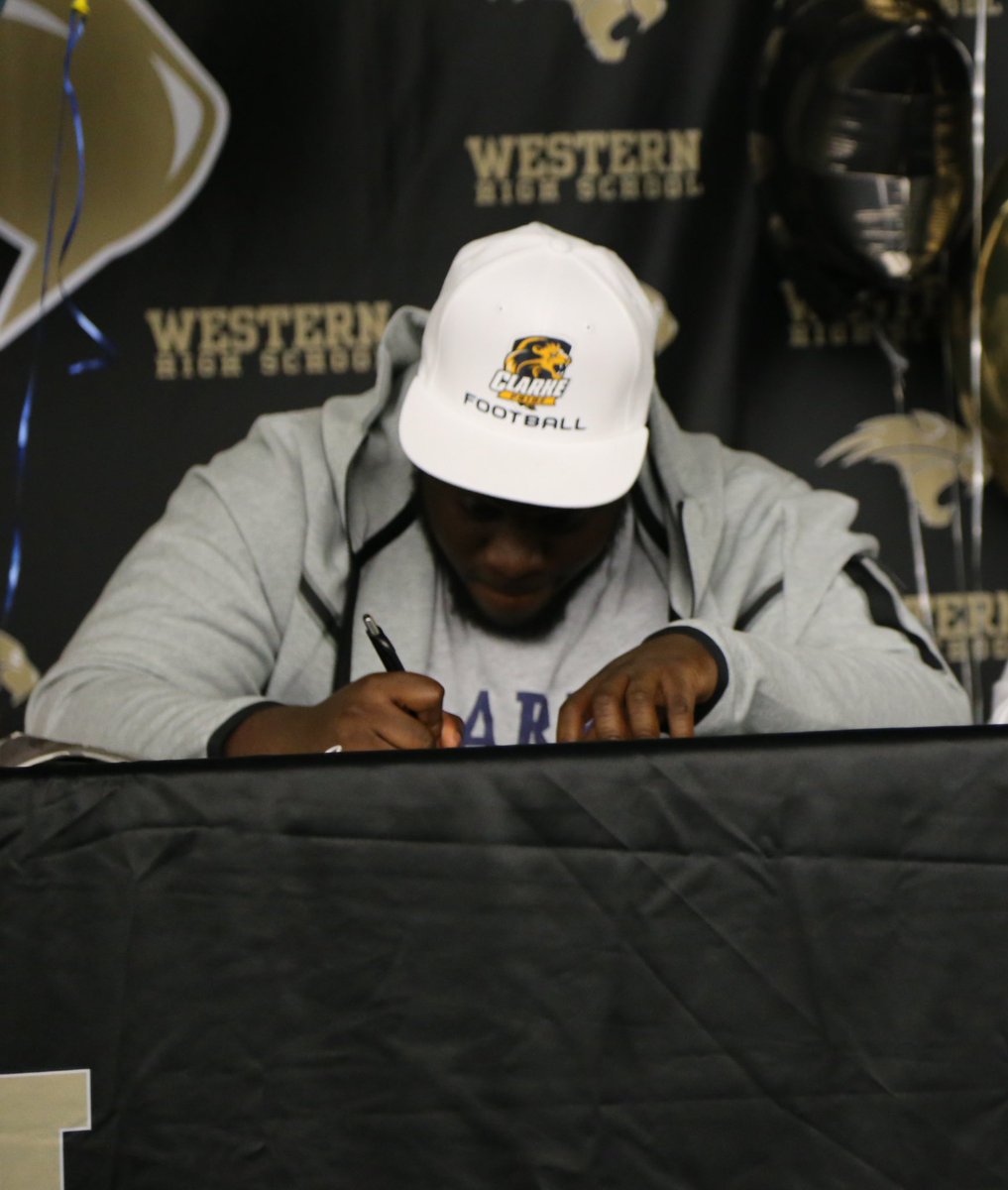 MDefrand's tweet photo. 100% Committed🔵🟡@ClarkeAthletics @ClarkePrideFB @ClarkeU @CoachNYoung @CoachRack75 @coach_aaron_89 @WHSWildcats_Ath https://t.co/9TnQbPoiGJ